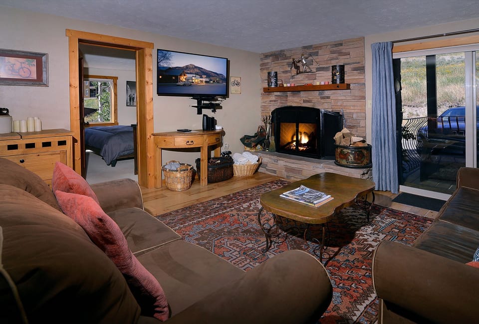 Living room w/wood fireplace, TV