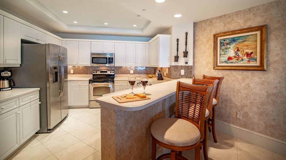 Kitchen w/Bar Seating