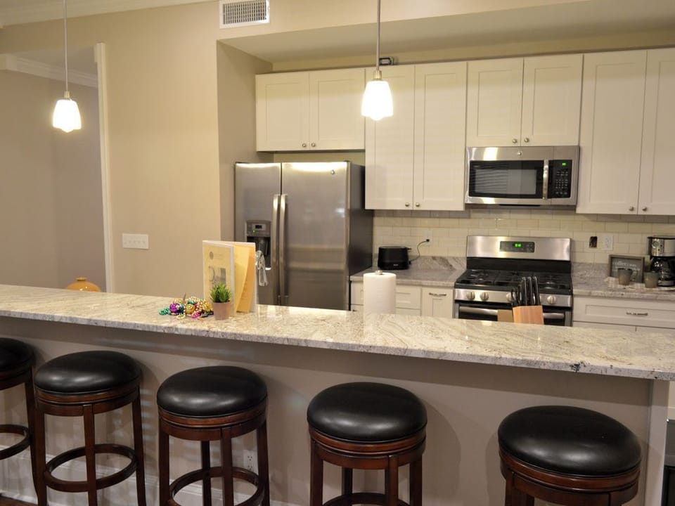 kitchen, breakfast bar with bar stools