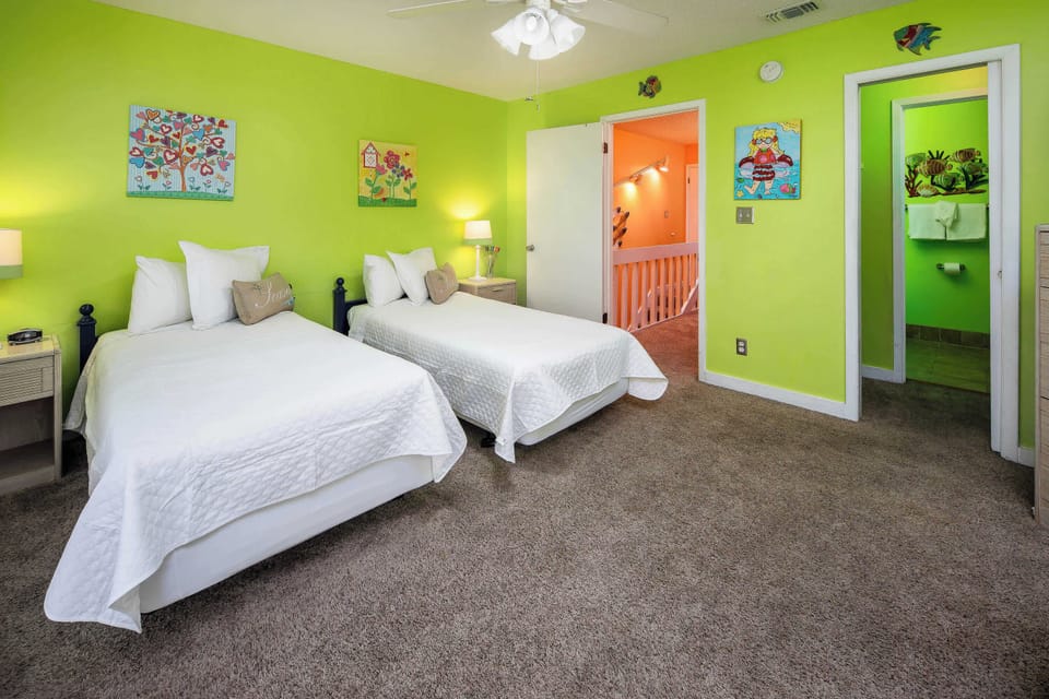 Second bedroom with two twin beds
