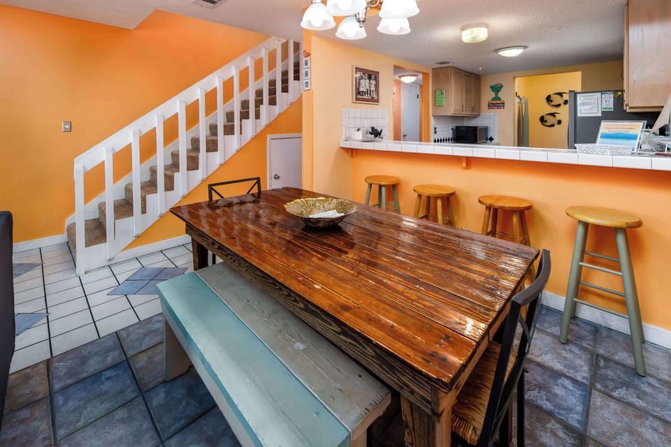Kichen/Dining area with breakfast bar