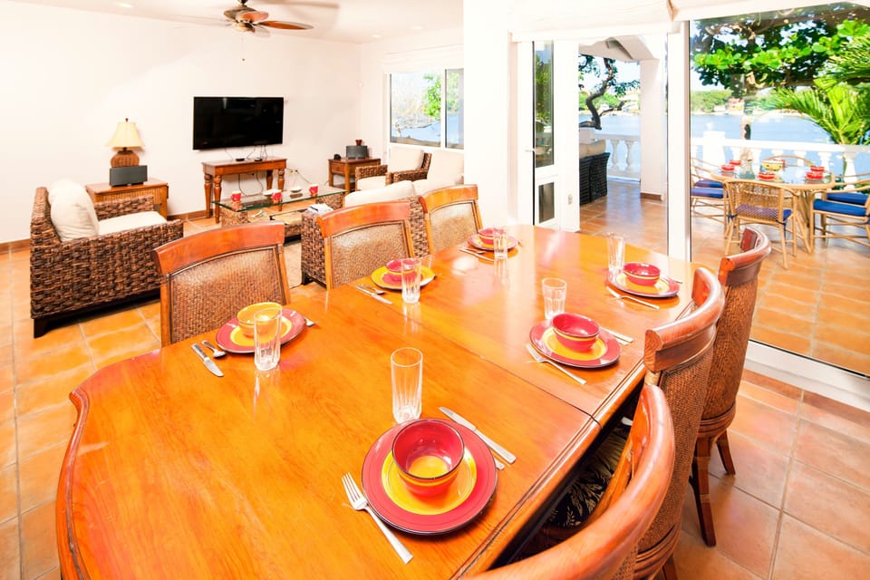 Open plan indoor dining for 8