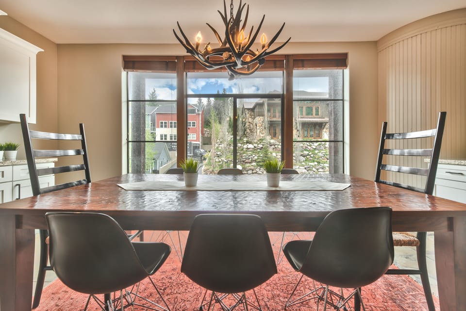 Dining Area with Seating for 8