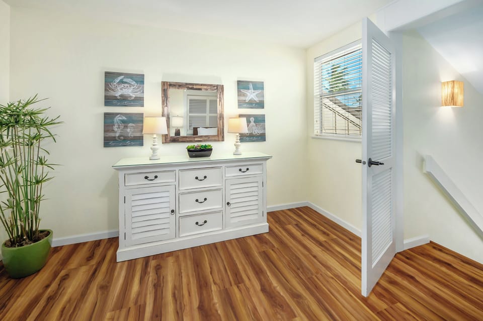 Regency 220 - Guest Suite with Split AC and Ensuite Bathroom