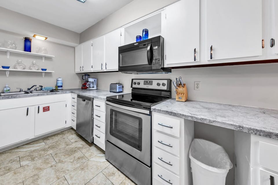 Full kitchen