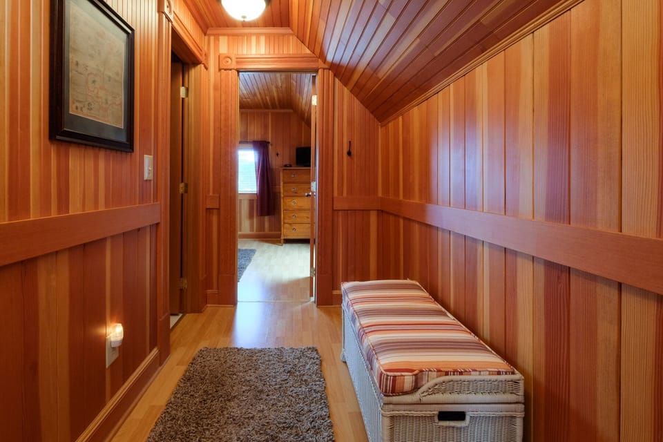 Upper level hallway - Upstairs hall opens to bathroom and 2 queen bedrooms at either end of the hallway.