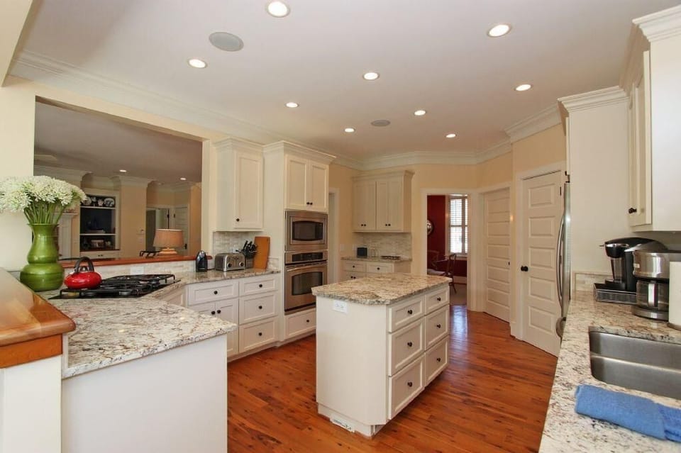 Kitchen w/ Island