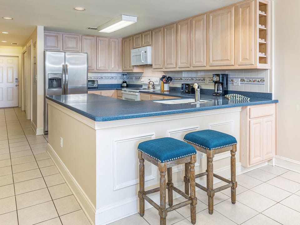 Kitchen w. Breakfast Bar