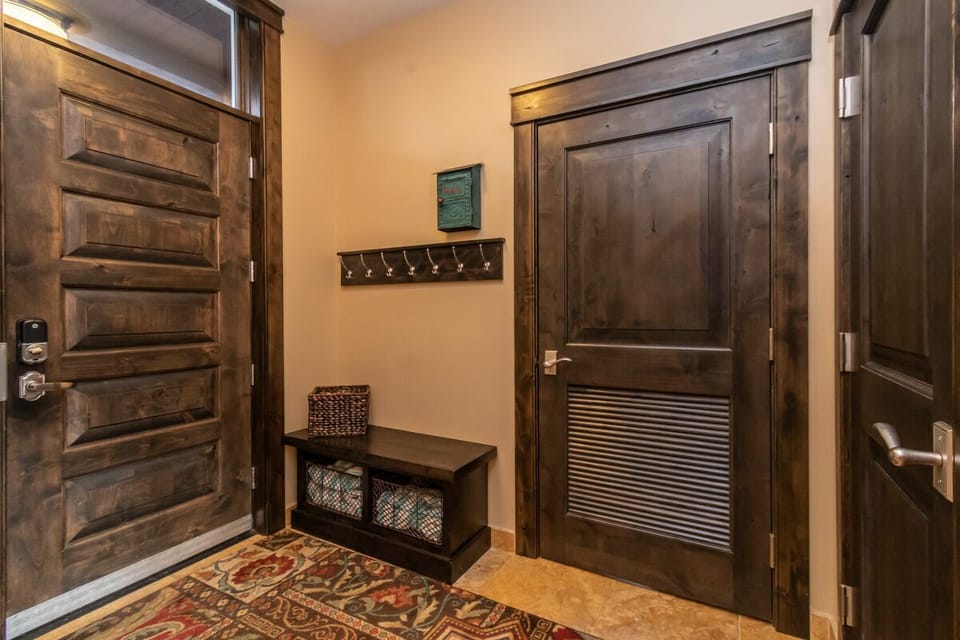 Entrance & storage closet