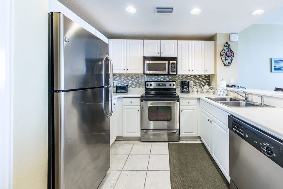 Fully equipped kitchen and stainless appliances