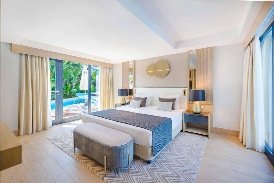 Egyptian cotton sheets, premium bedding, Select Comfort beds, minibar