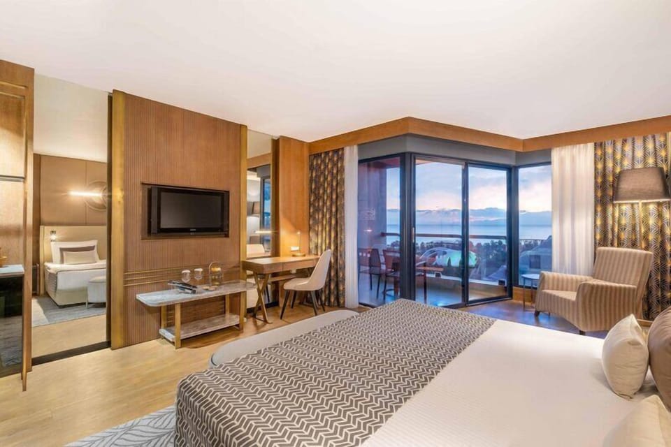 Senior Suite, Sea Side | Egyptian cotton sheets, premium bedding, Select Comfort beds, minibar