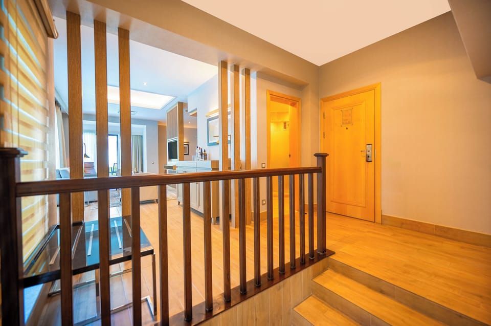 Lake Suite Swim Up | Egyptian cotton sheets, premium bedding, Select Comfort beds, minibar