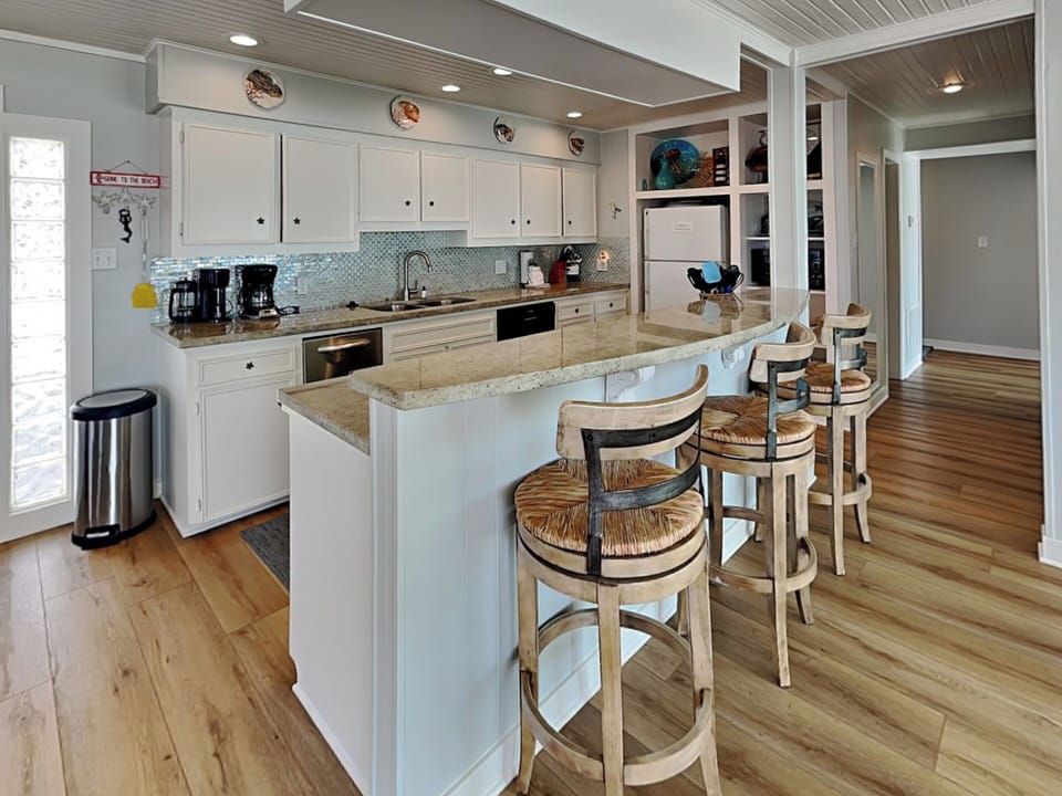 Full Kitchen - Countertop Seating For 4 - Second Floor
