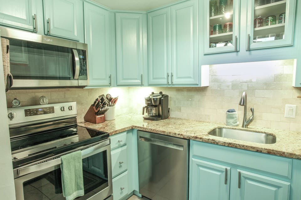 Kihei Sands B9 Kitchen - Fully equipped kitchen to meet all your needs.