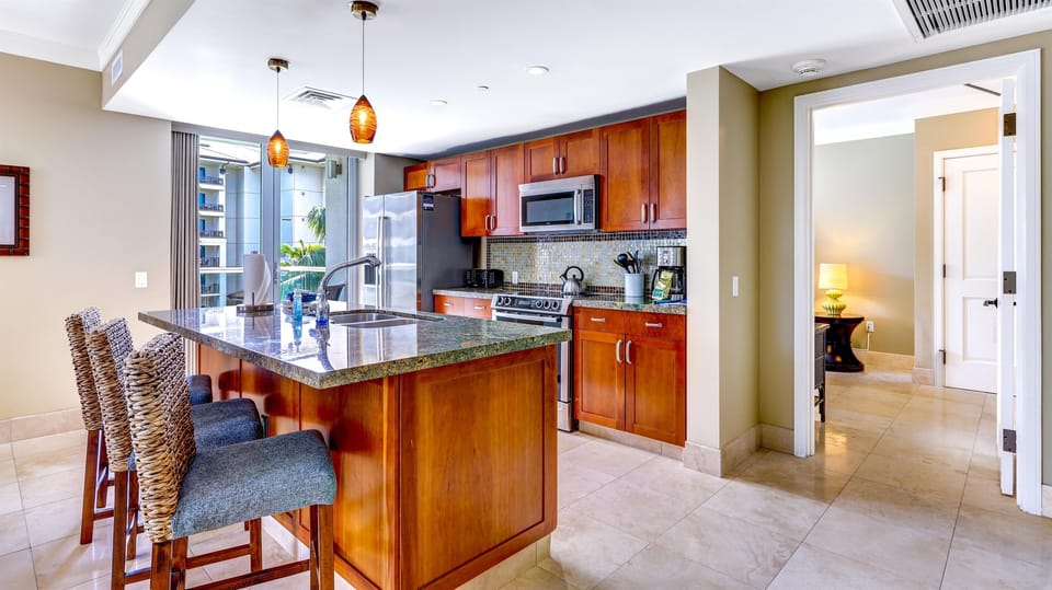 Save money on eating out & make meals in this fully equipped kitchen