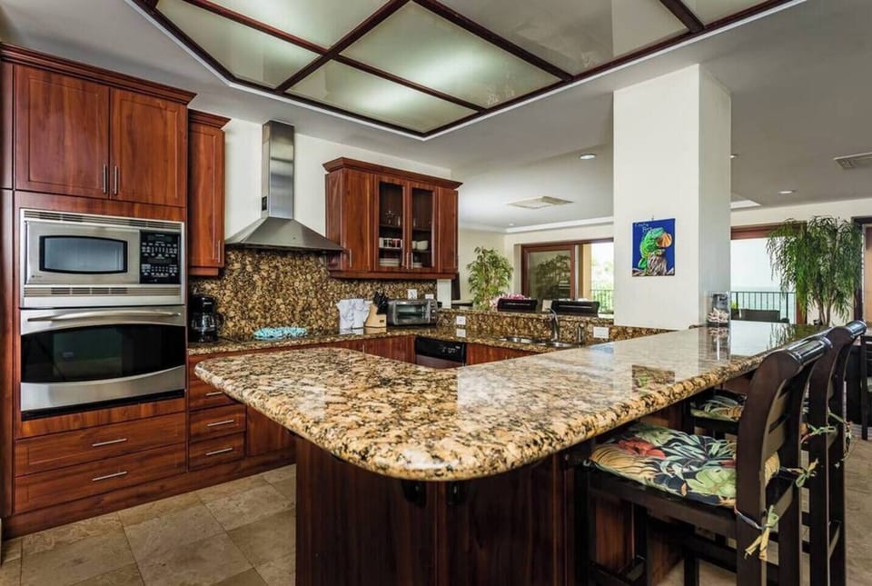 Functional kitchen with large counter space, ideal for cooking or remote work setups. Enjoy comfort and convenience in this Tamarindo condo near Langosta Beach, perfect for extended stays and digital nomads.