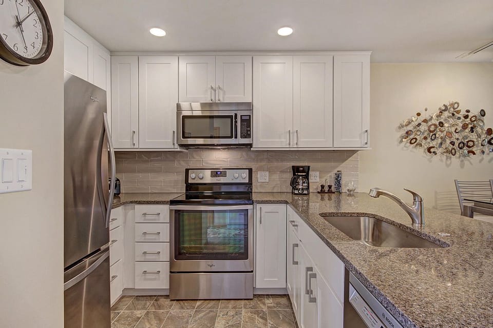 Fully Equipped Kitchen with Stainless Appliances - Fully Equipped Kitchen with Stainless Appliances
