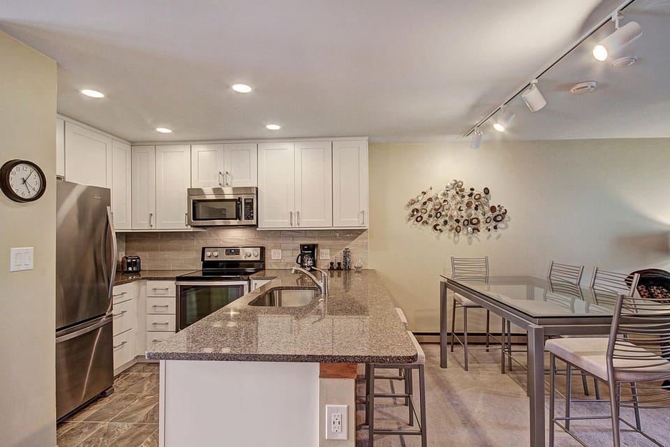 Kitchen has Large Slab Granite Bar - Kitchen has Large Slab Granite Bar