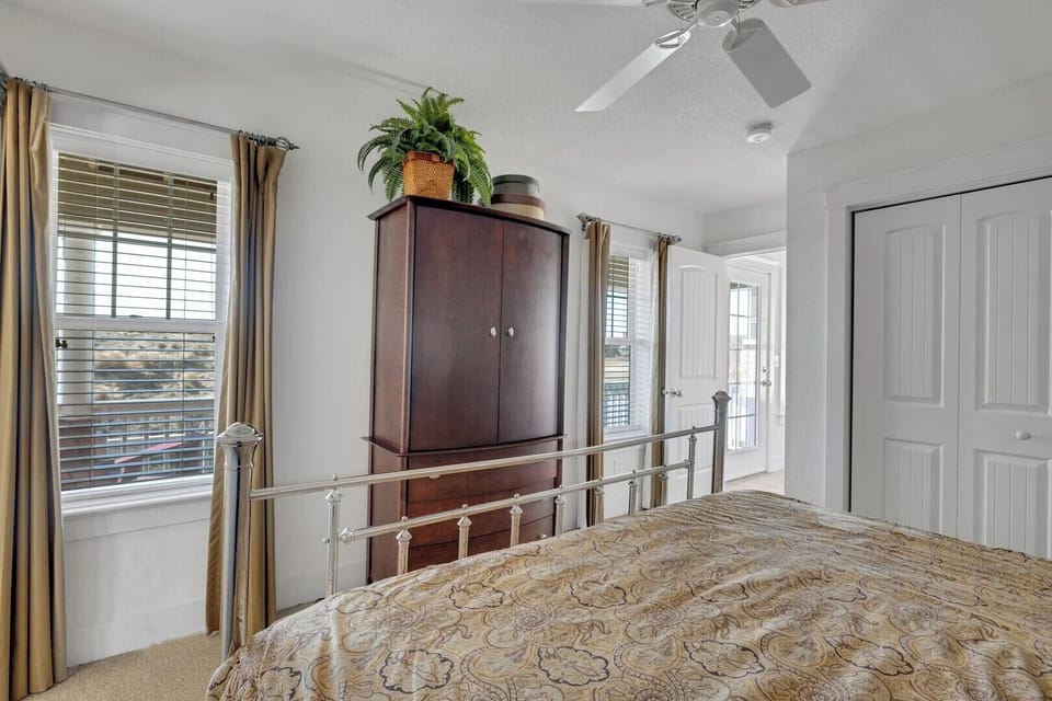 King Master Suite (2) - Mid Level