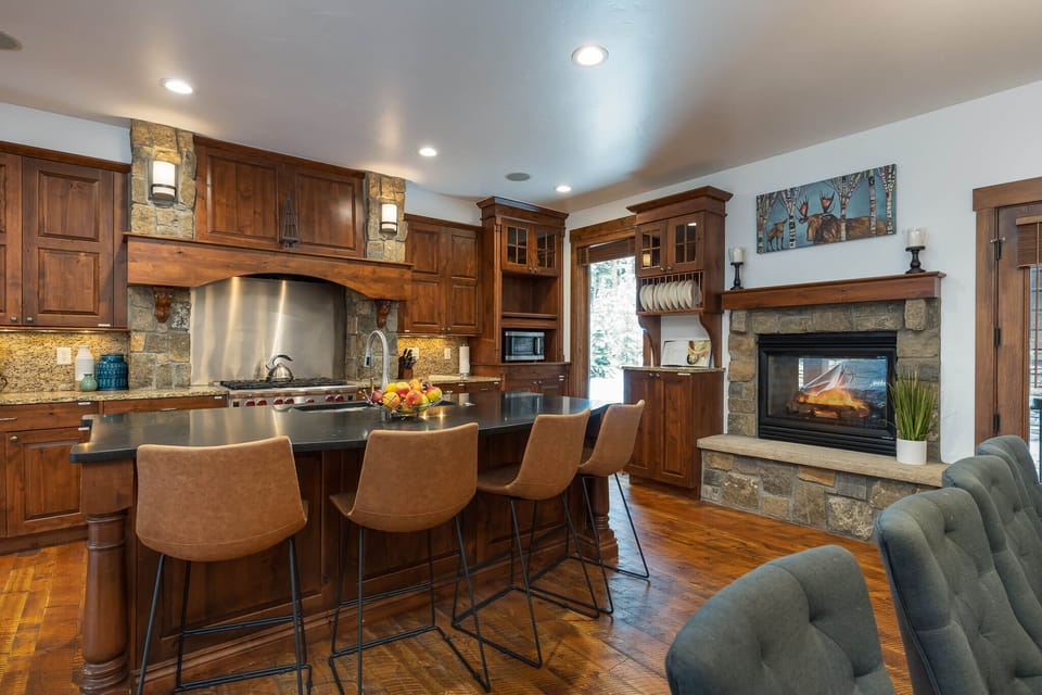Seating for four at the breakfast bar