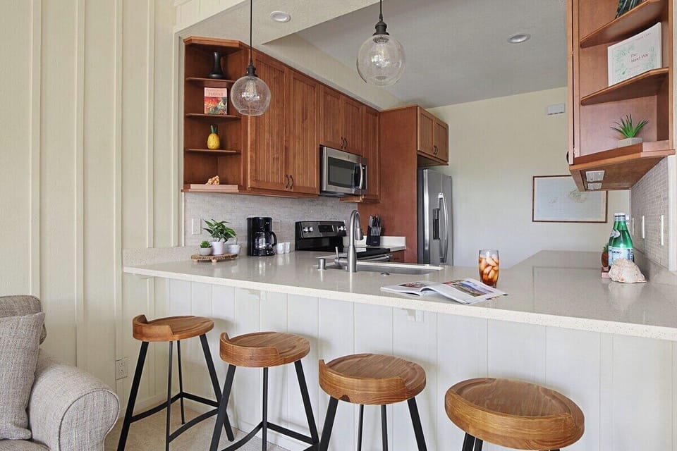 Remodeled Kitchen-Bar - Manualoha 702