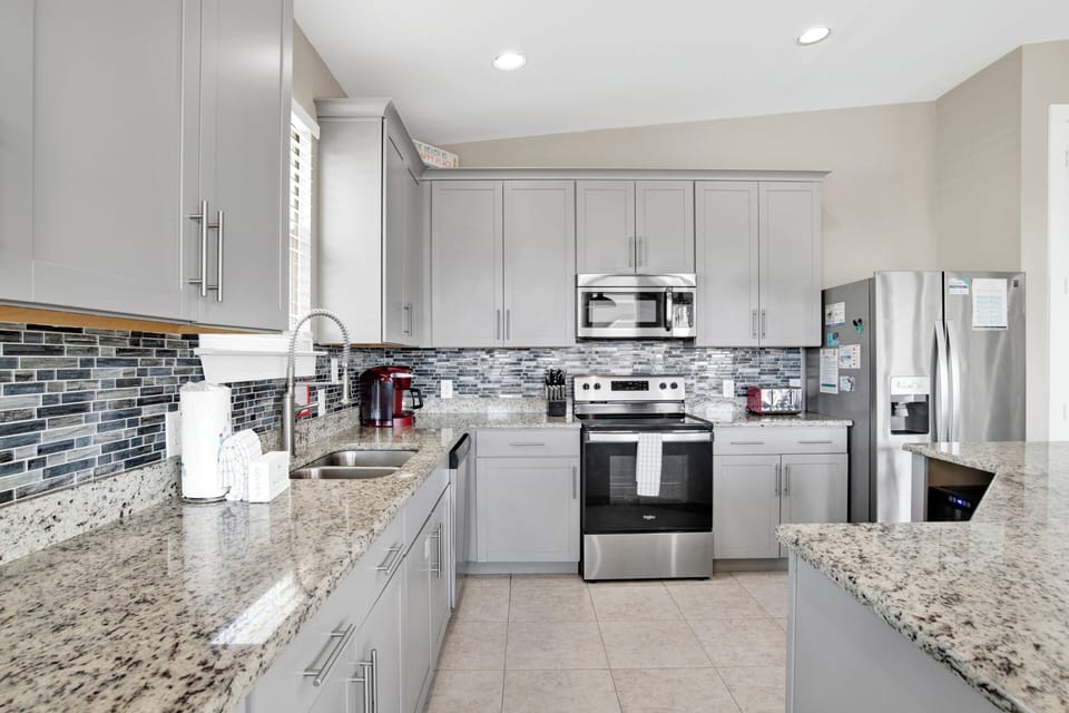 The kitchen is fully equipped, wine cooler included!