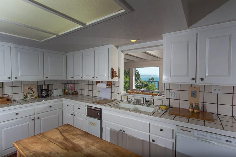 Large kitchen also has a great view - Large kitchen also has a great view