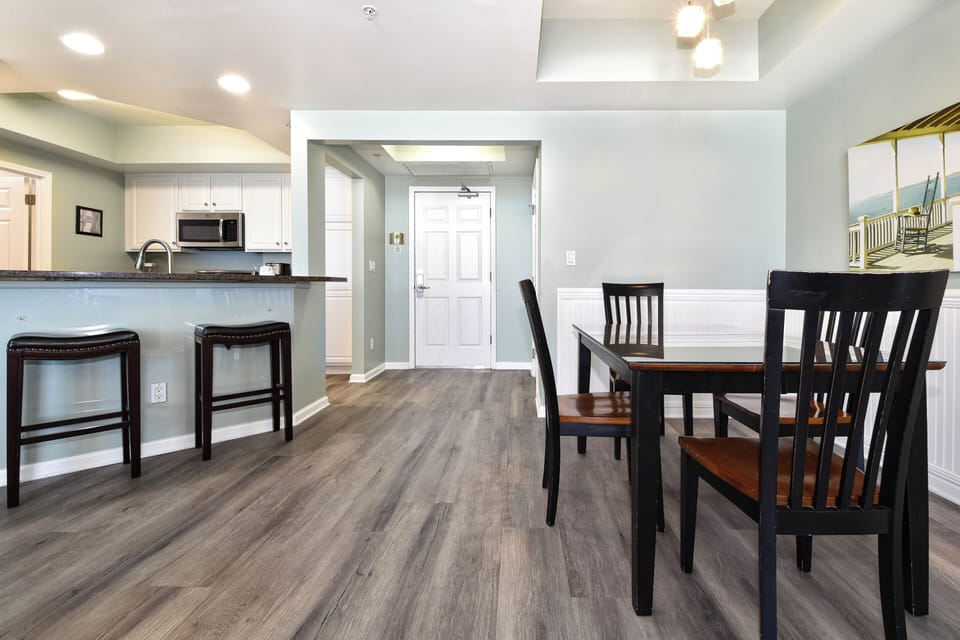 Silver Beach Towers East 805 - Dining and Breakfast Bar