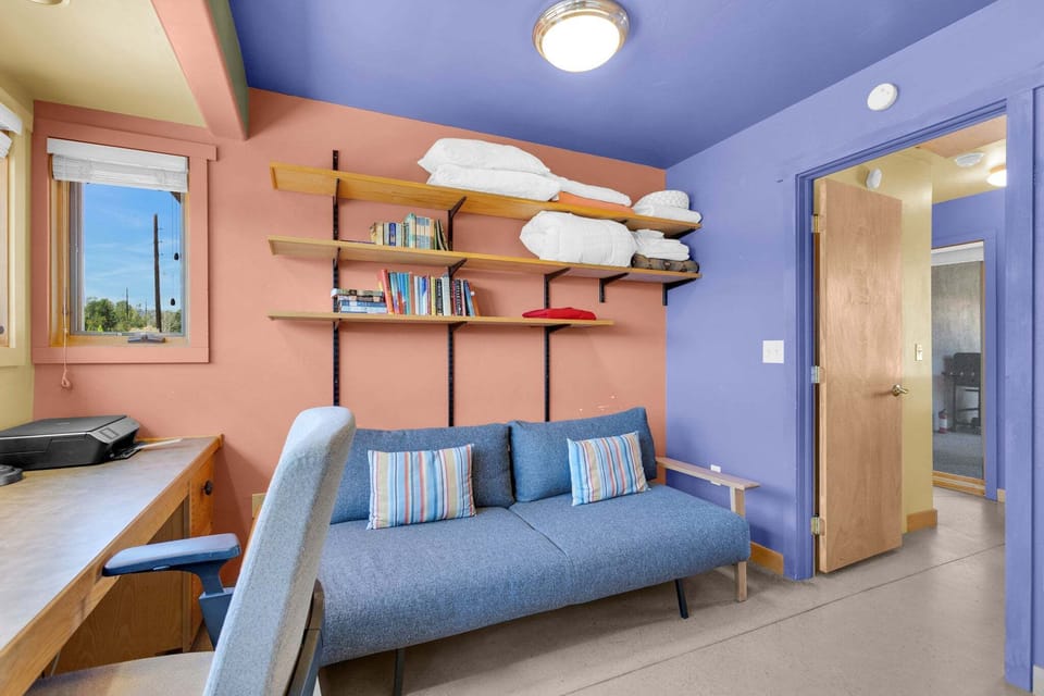 Flex Room
•Full Size Futon with bedding