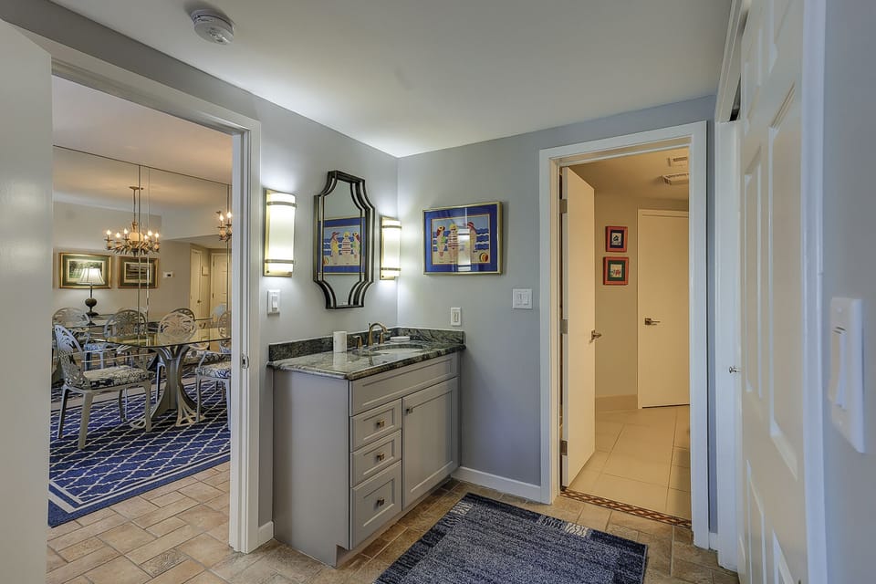 King Suite 2nd Vanity Area