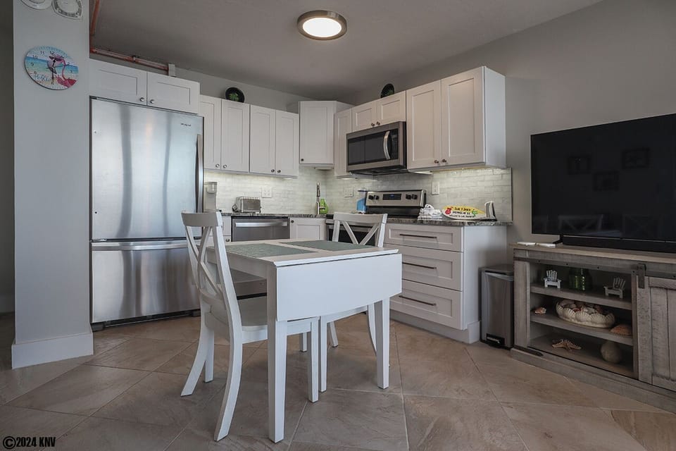 Fabulous newly remodeled Kitchen with granite countertops and new appliances 