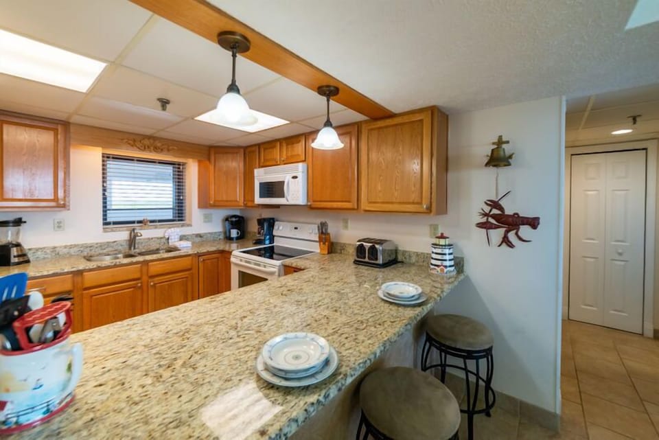 Extra seating at the granite breakfast bar on heavy duty swivel topped stools lets everyone hang out and 'help" with making breakfast, lunch or dinner.
