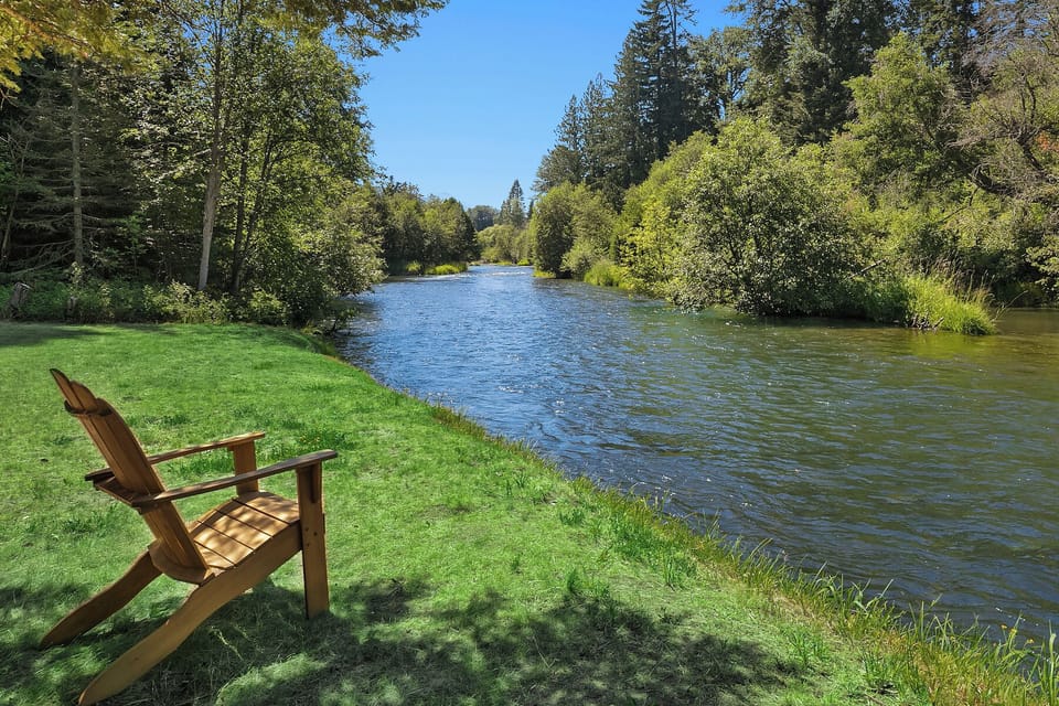 River Rocks Lodge. - Low bank river frontage! Excellent fishing!