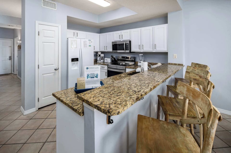 Kitchen with breakfast bar