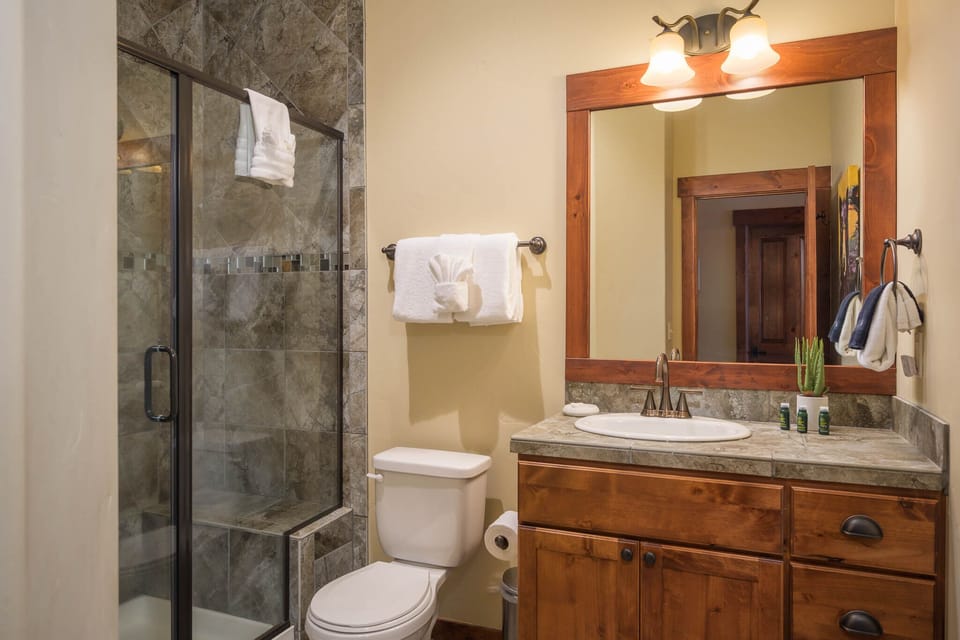 Primary ensuite bathroom