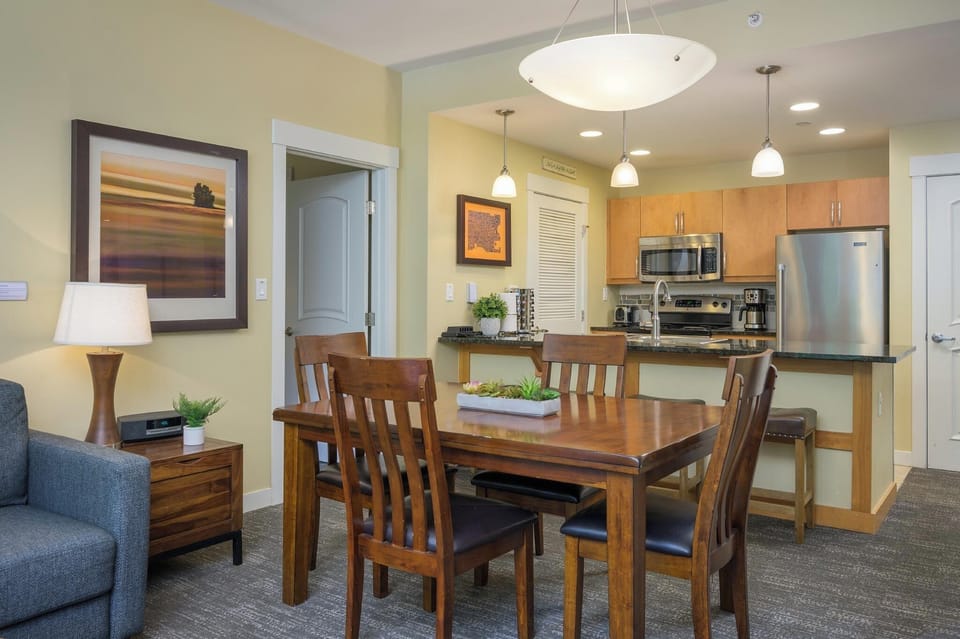 Dining area flows into the kitchen