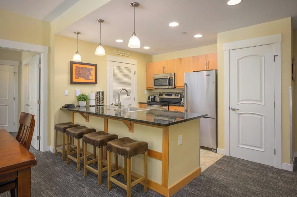 Seating for four at the breakfast bar