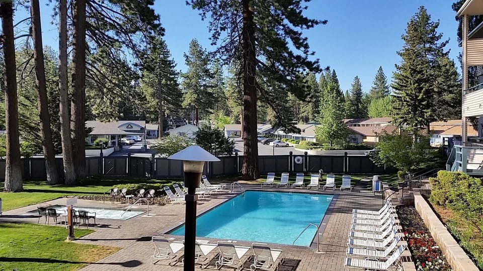 Pool and Jacuzzi near the lobby. There are 3 pools and 2 jacuzzies on site.