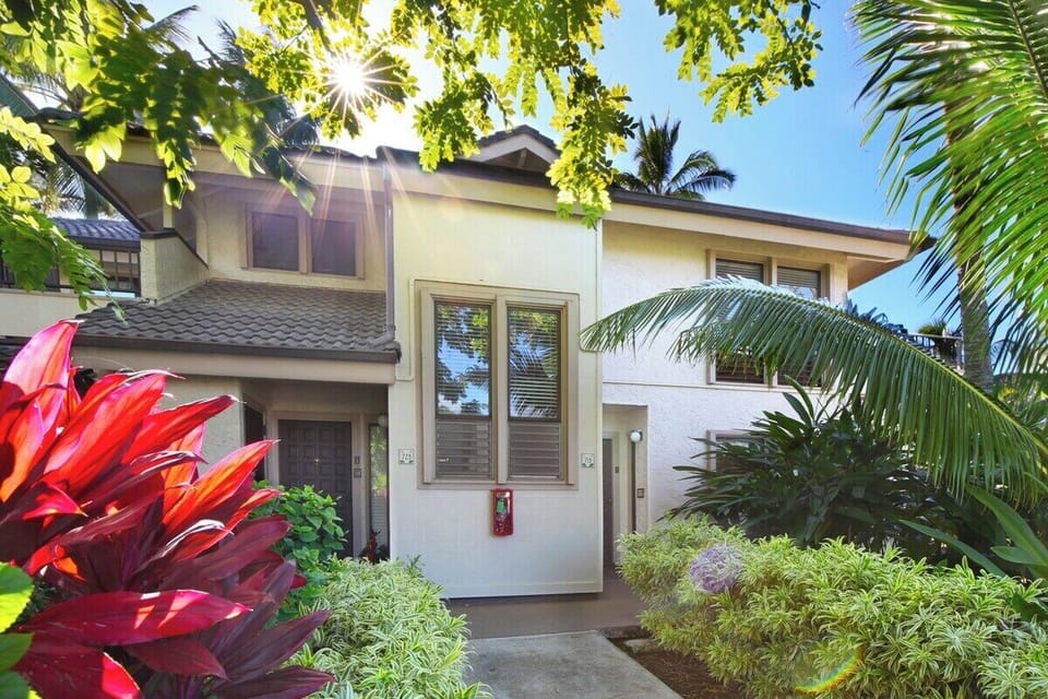 Kahala Building 7 Exterior; Kahala 713 Entry