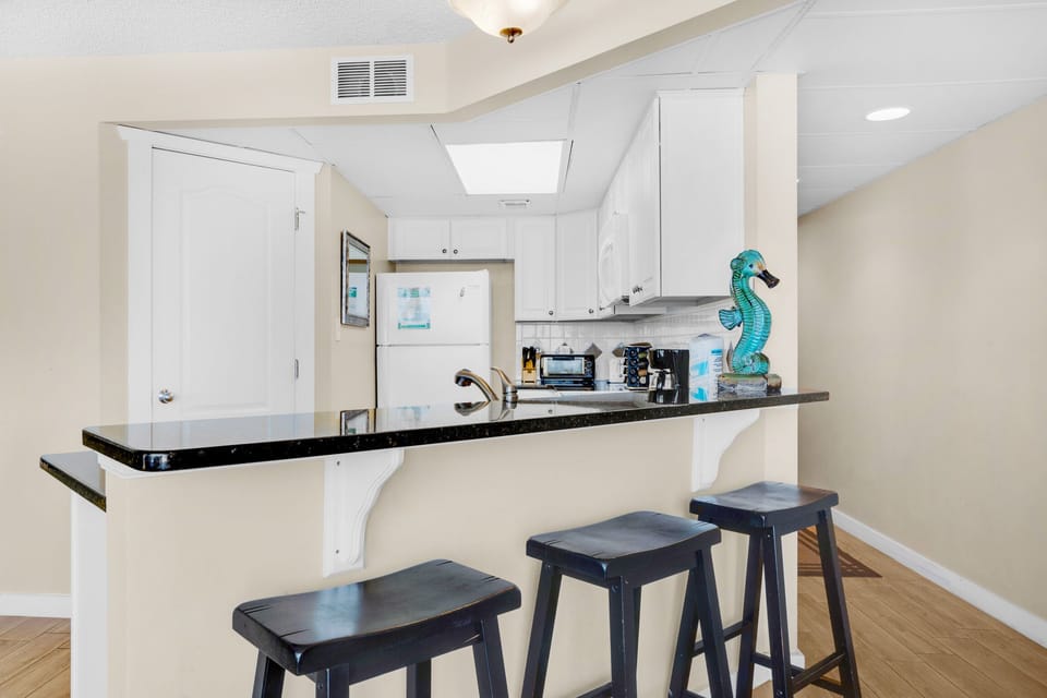 Eat-in kitchen bar seats 3