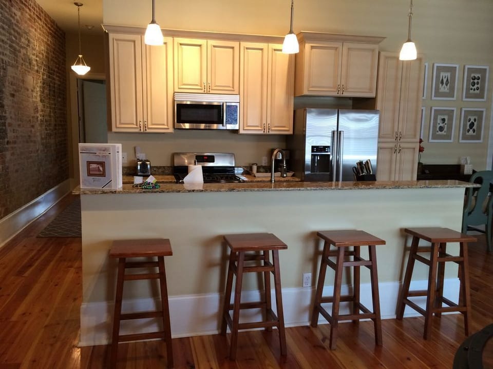 breakfast bar at kitchen island