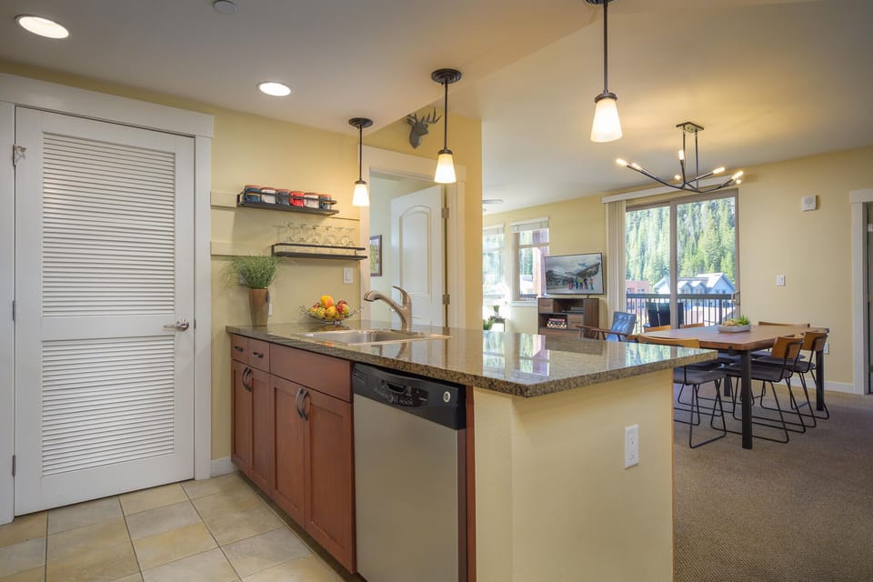 Dining area leads into the kitchen