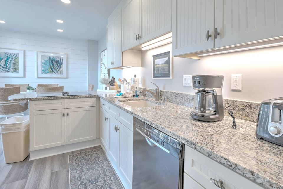 Full Kitchen with Dinette
