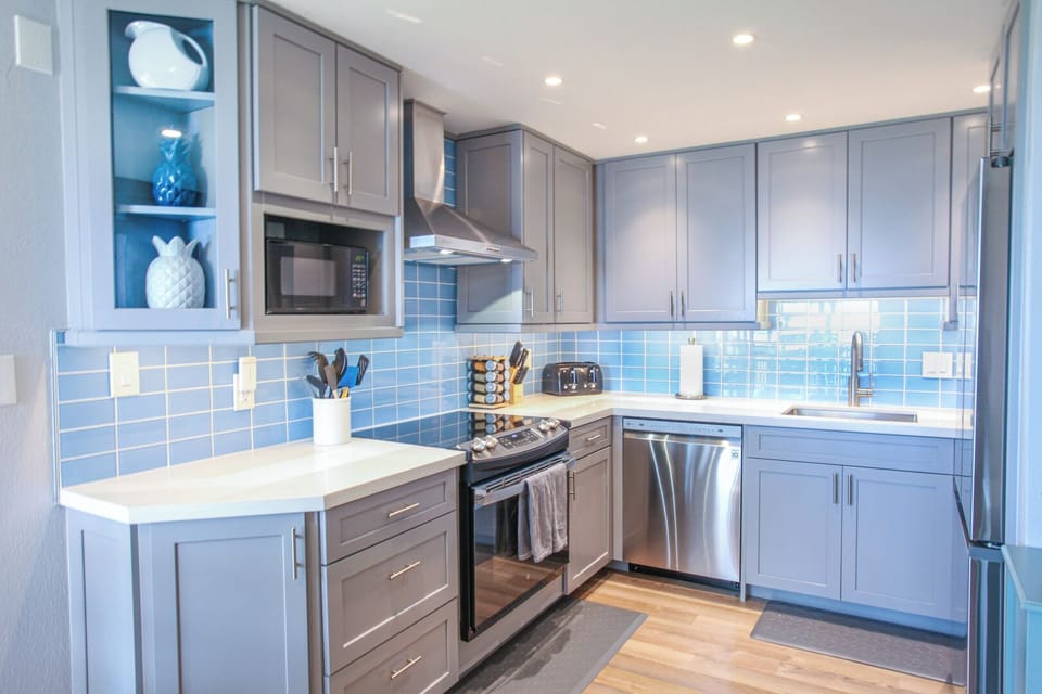 Kihei Sands B11 New Kitchen - Stunning kitchen remodel to meet all your cooking needs.