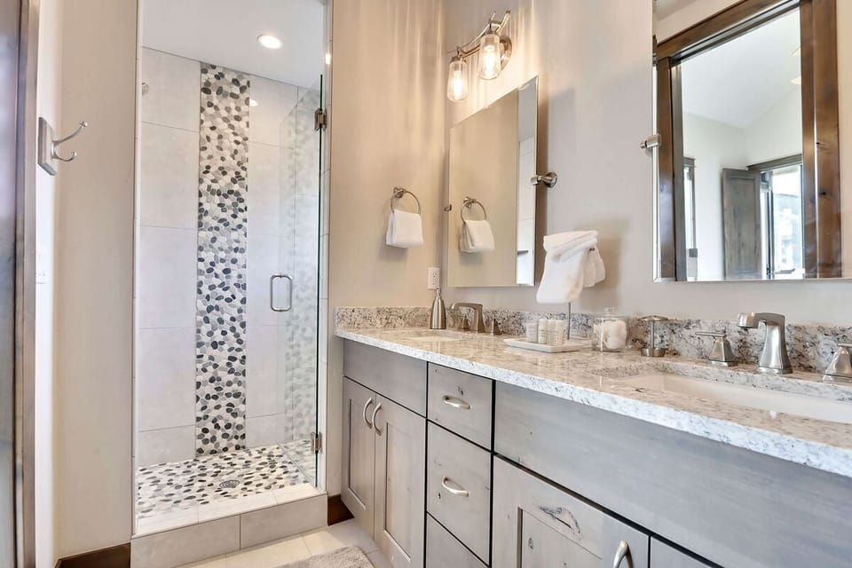 Attached ensuite bathroom with walk-in shower