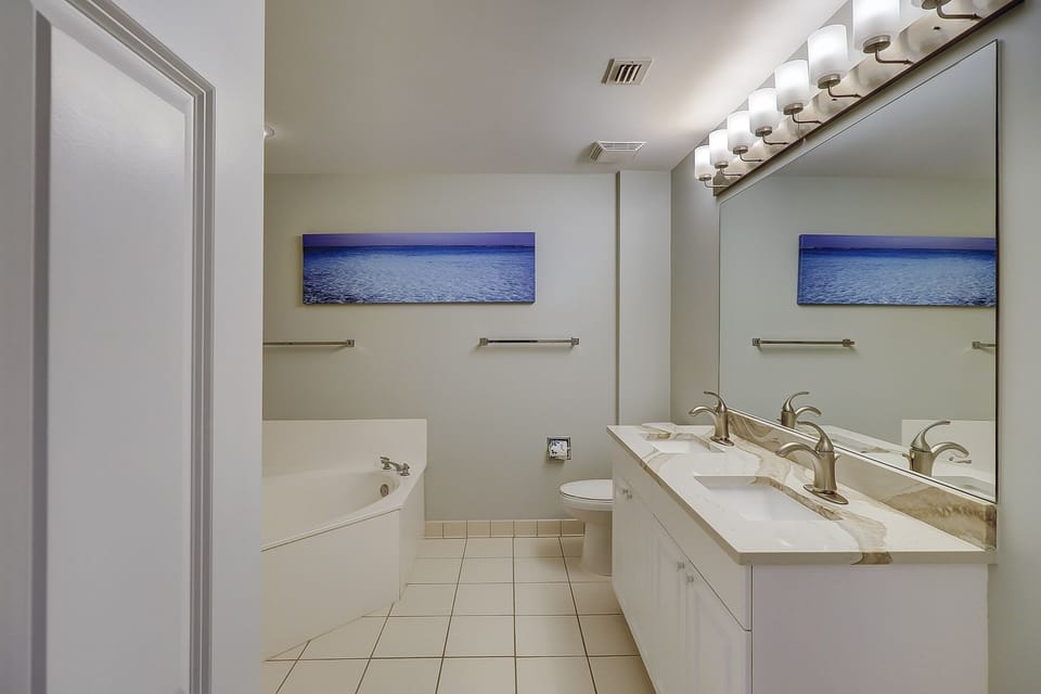 King Suite Full Bathroom