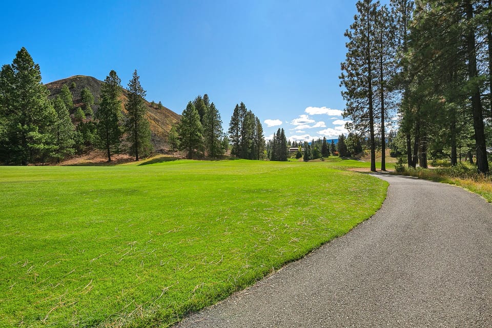 Three Pines Lodge at Tipple Hill - Rope Rider's 16th fairway just off the property line.
