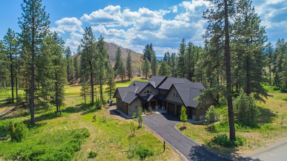 Three Pines Lodge at Tipple Hill - Three Pines Lodge on the Rope Rider Golf Course!