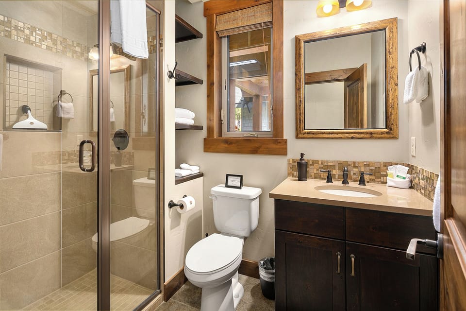 Three Pines Lodge at Tipple Hill - Guest bath just outside the main floor queen bedroom.